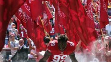 Aldon Smith ha de cubrir las numerosas bajas de la defensa de los 49ers.