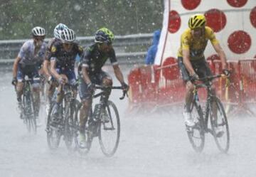 Chris Froome y Nairo Quintana, con otros favoritos, bajo la intensa lluvia.