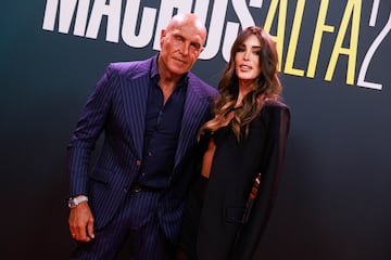 La relaci¨®n entre Kiko Matamoros y Marta L¨®pez ?lamo comenz¨® en 2019, y desde entonces han sido una de las parejas m¨¢s comentadas en el mundo del entretenimiento en Espa?a. A pesar de la diferencia de edad, han demostrado ser una pareja estable y han enfrentado cr¨ªticas con determinaci¨®n.
En 2023, se casaron en una ceremonia ¨ªntima en el Mandarin Oriental Ritz, rodeados de amigos y familiares. Desde entonces, han compartido momentos de su vida juntos en redes sociales y eventos p¨²blicos. Marta ha hablado abiertamente sobre lo que Kiko le aporta y c¨®mo han evolucionado como pareja. Su relaci¨®n ha generado pol¨¦mica, especialmente dentro de la familia Matamoros.