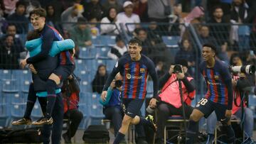 Gavi, a lomos de Alba, Pedri y Balde celebran un  el 1-3 en la final de la Supercopa.