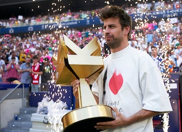 
La carrera de Gerard Piqué es difícilmente mejorable, tanto a nivel individual como colectivo. 1 Mundial, 1 Eurocopa, 4 Champions League… Años antes de colgar las botas inició su actividad empresarial en el grupo Kosmos, con el que adquirió los derechos de explotación de la Copa Davis o el FC Andorra. Además de estar envuelto en alguna que otra polémica, el día a día de Piqué se basa en la Kings League, uno de sus proyectos más ambiciosos.
