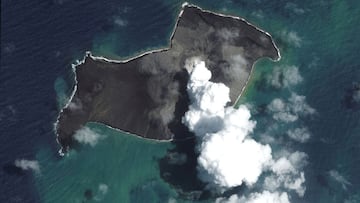 La erupción del volcán de Tonga es la mayor registrada en el mundo desde hace 30 años. Aquí las últimas noticias y cuántas víctimas ha habido.
