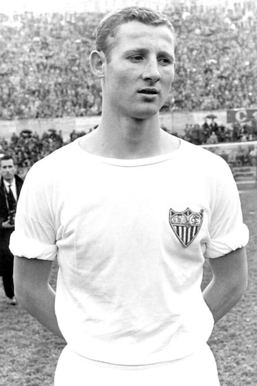 Defendió la camiseta del Sevilla en dos etapas: primero entre 1961 y 1965 y después desde 1975 hasta 1980. Jugó con el Barcelona durante diez temporadas entre 1965 y 1975.