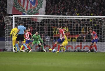 Saúl Ñíguez recibe el pase de Filipe Luis, dispara a portería, el balón es desviado por Akanji antes de entrar en la portería y corvertirse en el gol 1-0 del partido 