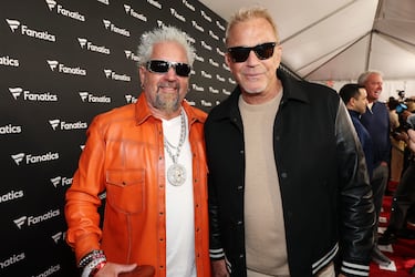 El presentador Guy Fieri junto al actor y director de cine Kevin Costner.
