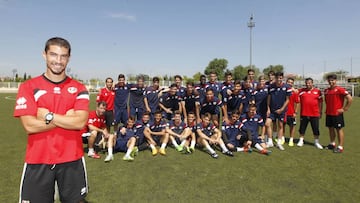 Diego Merino, con el hist&oacute;rico Juvenil A del Rayo.