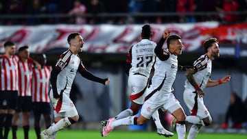 LA PLATA, ARGENTINA - SEPTEMBER 25: Jorge Carrascal of Flamengo and teammates celebrate winning in the penalty shootout after the Copa CONMEBOL Libertadores 2025 Quarter-final Second leg match between at Jorge Luis Hirschi Stadium on September 25, 2025 in La Plata, Argentina. (Photo by Marcelo Endelli/Getty Images)