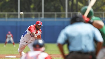 AMDEP4626. SAN SAN SALVADOR (EL SALVADOR), 24/06/2023.- El pícher Carlos Viera (i) de Cuba lanza hoy, a un partido de béisbol entre Cuba y México durante los Juegos Centroamericanos y del Caribe en San Salvador (El Salvador). EFE/ Miguel Lemus
