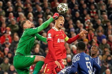 El portero del PSG, Gianluigi Donnarumma, despeja el baln con los pu?os tras el remate de Virgil van Dijk del Liverpool durante el partido de vuelta de los octavos de final de la Liga de Campeones entre Liverpool y Paris Saint-Germain
