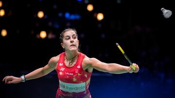 La jugadora onubense Carolina Marin devuelve el volante durante su partido ante An Se Young en la final del Mundial.