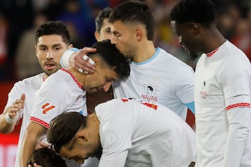 Antes del último partido de su carrera en el Sánchez Pizjuán, Jesús Navas recibió un bonito homenaje. Salió con sus hijos ante el pasillo de sus compañeros y rivales ante la ovación de todo el estadio.