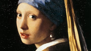 Johannes Vermeer van Delft es uno de los pintores neerlandeses más reconocidos del arte Barroco y una de sus obras más reconocidas es ‘La joven de la perla’. La obra (también conocida como ‘Muchacha con turbante’) fue ejecutada entre 1665 y 1667. La modelo que aparece en el cuadro es desconocida, a pesar de las numerosas especulaciones de ser una criada del artista. La pintura se encuentra actualmente en el museo Mauritshuis de La Haya. El Óleo sobre tela tiene unas dimensiones de 46,5 × 40.