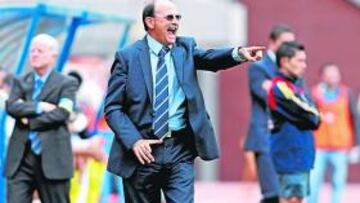 <b>BAJO MÍNIMOS. </b>Kresic instruye a sus jugadores en un encuentro disputado en el Gran Canaria.