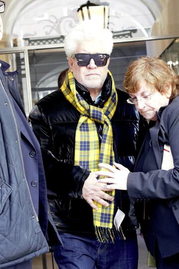 Pedro Almod¨®var sale de la capilla ardiente del director Carlos Saura instalada en la Academia de Cine de Madrid.