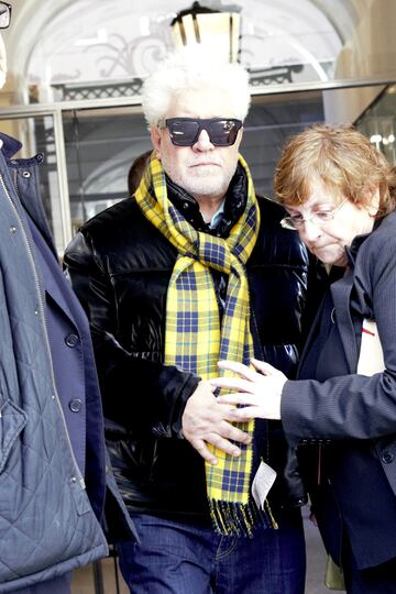 Pedro Almodóvar sale de la capilla ardiente del director Carlos Saura instalada en la Academia de Cine de Madrid. 