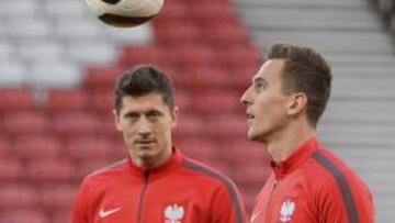 Lewandowski y Milik, durante el entrenamiento en Glasgow.