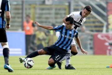 Maximiliano Moralez disputa la pelota con Cristóbal Jorquera.