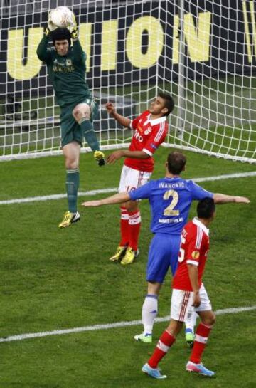 Petr Cech atrapa el balón.