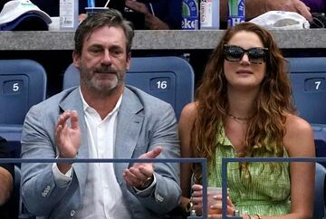 Jon Hamm y wife Anna Osceola durante la final del US Open entre Novak Djokovic y Daniil Medvedev en el USTA Billie Jean King National Tennis Center.