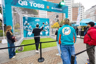 La Plaza de España de Madrid acoge la Fan Zone de los Miami Dolphins. 