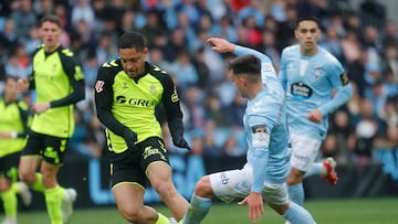 Vitor Roque, ante Fran Beltrán.