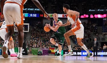 El Unicaja empieza arrollando y acaba suspirando