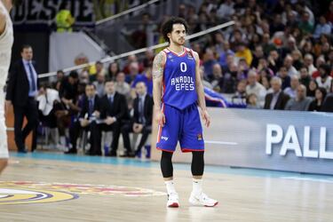 La versión 2020-21 de Shane Larkin en la Euroliga es más terrenal, pero el base del Anadolu Efes estaba inmenso antes de la pandemia. Una de las espinitas que se ha llevado clavada Facundo Campazzo a la NBA fueron los 32 puntos que Larkin le endosó al Madrid el 24 de enero. El base era el máximo anotador (22,2 puntos) y el más valorado de toda la Euroliga (25,8). Además, había sido el mejor de la jornada en seis ocasiones, cuatro seguidas. En una de ellas fue capaz de anotar 49 puntos (récord de la competición) para una valoración de 53 puntos, la quinta más alta de siempre. Cerró la temporada, antes de la suspensión por la pandemia, metiéndole 40 tantos al Olympiacos, con un espectacular 10/15 en triples.



