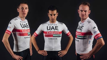 Fabio Aru posa con los colores de su nuevo equipo junto a Dan Martin y Kristoff.