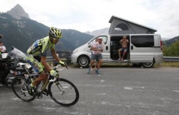 Alberto Contador con el maillot roto durante la etapa de hoy.