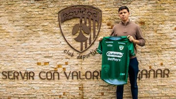El español Gonzalo Muñoz posa con la camiseta de La Equidad.