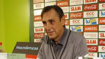 <b>ENTRE JOYAS. </b>El entrenador compareció ante los medios rodeado de elementos publicitarios.