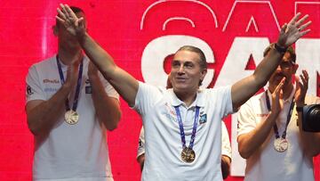 MADRID, 19/09/2022.- El seleccionador español, Sergio Scariolo, celebra el triunfo en la final del Eurobasket 2022 ante la selección de Francia, durante un acto en el Wizink Center de Madrid, este lunes. EFE/ Juanjo Martín
