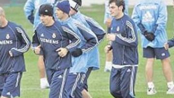 <b>CARAS LARGAS. </b>Los jugadores se entrenaron ayer sabiendo que el futuro de Luxa pendía de un hilo.