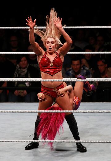 Charlotte es hija de una de las mayores leyendas de la historia, Ric Flair, pero ella sola se ha labrado un gran futuro. Si la división femenina está al nivel que está ahora mismo es, en gran medida gracias a ella. Es once veces campeona y en WrestleMania persigue la decimosegunda. Se enfrenta a un valor en ascenso, pero quiere dejar claro que con 33 años todavía tiene mucho qué decir.