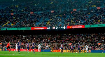 Momentos finales del Clásico en el Camp Nou. El marcador refleja el 0-4 que clasifica al Real Madrid a la final de la Copa del Rey.