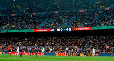 Momentos finales del Clásico en el Camp Nou. El marcador refleja el 0-4 que clasifica al Real Madrid a la final de la Copa del Rey.