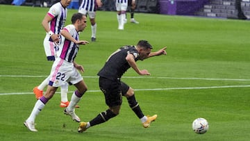 VALLADOLID. PHOTOGENIC/PABLO REQUEJO. 25/10/20. FUTBOL, PARTIDO DE LIGA SANTANDER TEMPORADA 2020/2021 ENTRE EL REAL VALLADOLID Y EL ALAV&Eacute;S. PENALTI A LUCAS