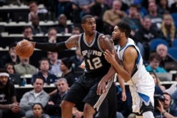 Karl-Anthony Towns defendiendo a LaMarcus Aldridge en la victoria de San Antonio Spurs ante los Minnesota Timberwolves 100-93.