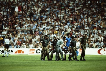 En el Mundial de España de 1982 sucedió una de las lesiones más brutales de la historia del fútbol. Durante un Francia – Alemania Federal, Patrick Battiston chocó con Harald Schumacher (portero del combinado germano) cayó al suelo y quedó inconsciente en el terreno de juego, se fracturó varias vértebras y perdió cuatro dientes.