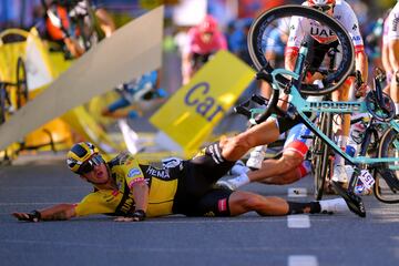 Grave caída del neerlandés Fabio Jakobsen (Deceuninck) al ser cerrado por su compatriota Groenewegen (Jumbo) que provocó una montonera en la línea de meta.