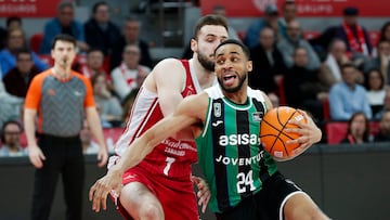 ZARAGOZA, 14/02/2026.- El escolta estadounidense del Asisa Joventut Cameron Hunt (d) durante el partido de Liga Endesa de baloncesto entre el Casademont Zaragoza y el Asisa Joventut, este sábado en el pabellón Príncipe Felipe. EFE/ Javier Belver