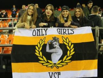 Gran ambiente en el estadio de Mestalla. 