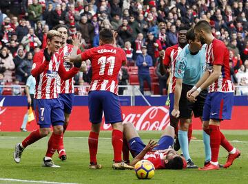 Pase al espacio de Thomas para dejar solo a Costa ante Bono, el brasileño la deja perfecta de cabeza y el francés remata a placer de volea para abrir el marcador. Diego Costa se queda tendido en el suelo sin consecuencias