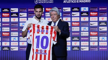 MADRID, 28/07/2025.- El presidente del Atlético de Madrid, Enrique Cerezo (d) durante la presentación de Álex Baena (i) como nuevo jugador del club, este lunes en el estadio Metropolitano de la capital. EFE/ Zipi