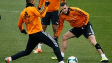 Bale se entrena con un vendaje en su pierna izquierda.