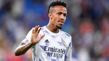 Militao, durante un calentamiento con el Real Madrid.