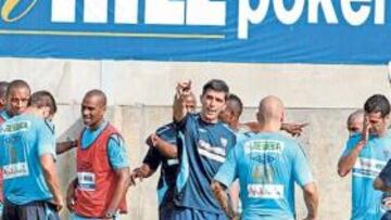 <b>TRABAJAR CON FIRMEZA. </b>Juan Ramón Muñiz, durante la sesión de entrenamiento de ayer, dando una serie de consignas a los jugadores que asimilaron sus indicaciones.