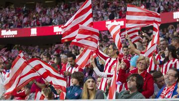 Banderas al aire del partido inaugural del Wanda Metropolitano entre el Atl&eacute;tico de Madrid y el Valencia.