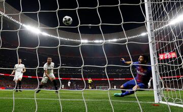 0-1. Luis Suárez marcó el primer gol.