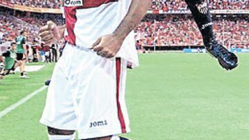 <b>SE SALE. </b>Navas entregó a Luis Fabiano su segundo gol en los dos primeros partidos.